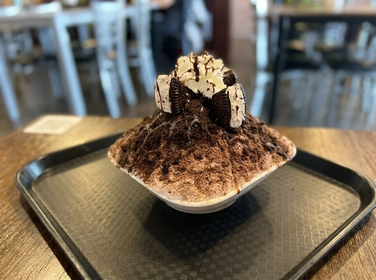 Cookies bingsu on a tray.